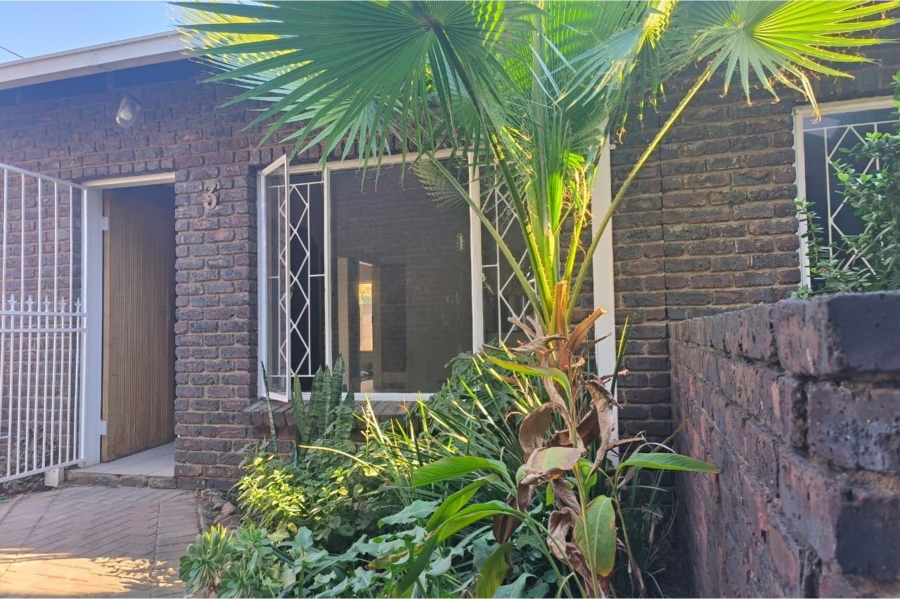 To Let 2 Bedroom Property for Rent in Oos Einde North West